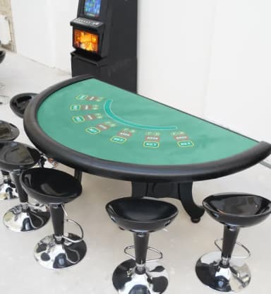 Игровой стол со стульями